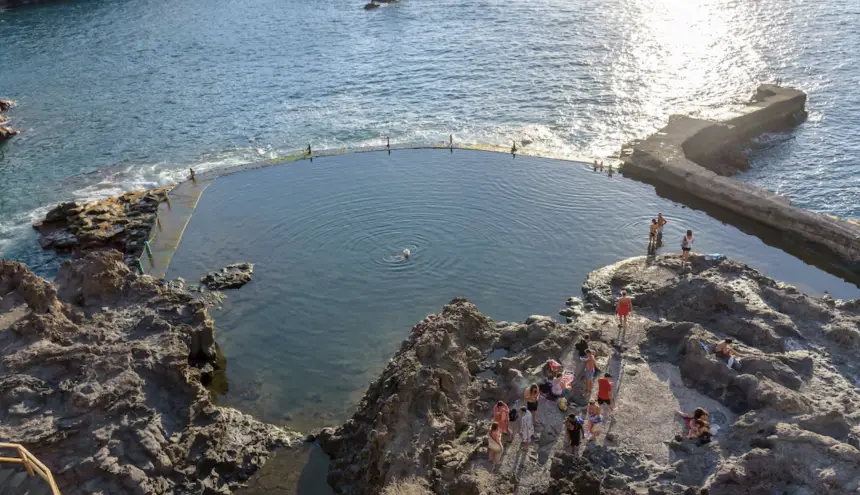 موجة عاتية تتسبب في فاجعة بعدما ضربت مسبحا طبيعيا بتينيريفي الإسبانية (فيديو)